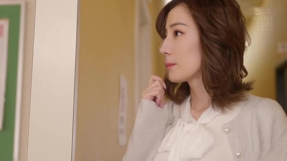 AI-Boys破碎的女老师寻求男人的舒适感